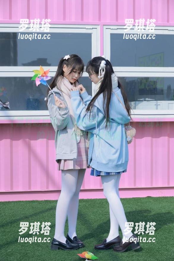 黑料吃瓜网苹果版：热到炸的八卦，连草莓都想加入！
